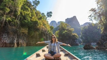 Happy senior solo traveler enjoying a guided tour adventure, exploring a beautiful destination with confidence and freedom.