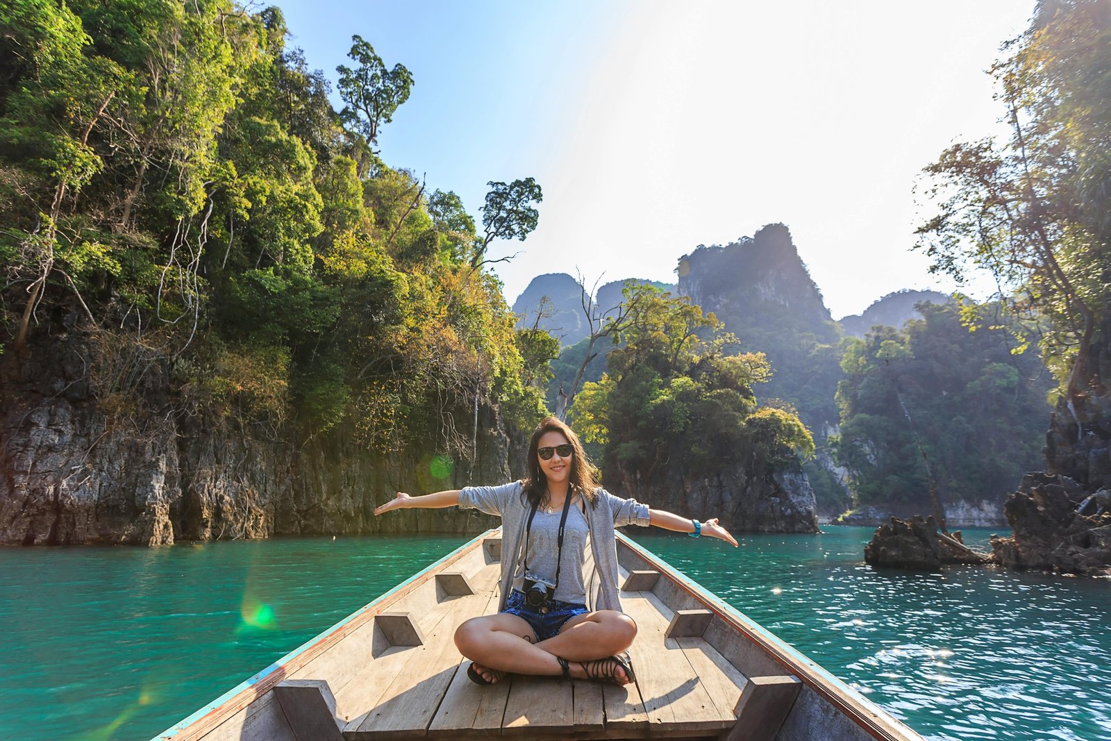 Happy senior solo traveler enjoying a guided tour adventure, exploring a beautiful destination with confidence and freedom.
