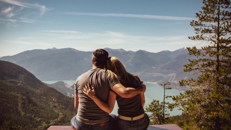 Romantic couple enjoying a budget-friendly outdoor vacation, perfect for low-cost getaway ideas for couples.