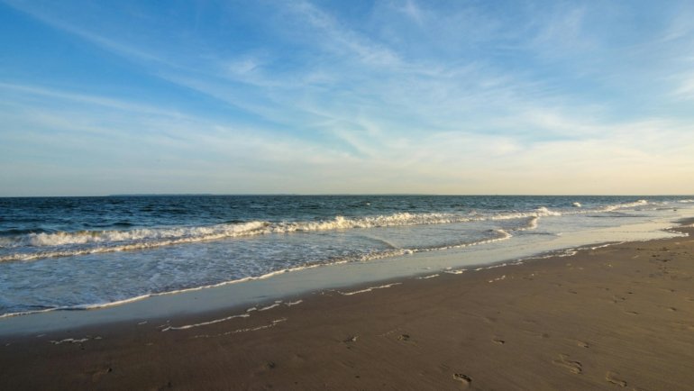 Beautiful sandy beach on the East Coast USA, highlighting top vacation spots and inviting Atlantic waters.