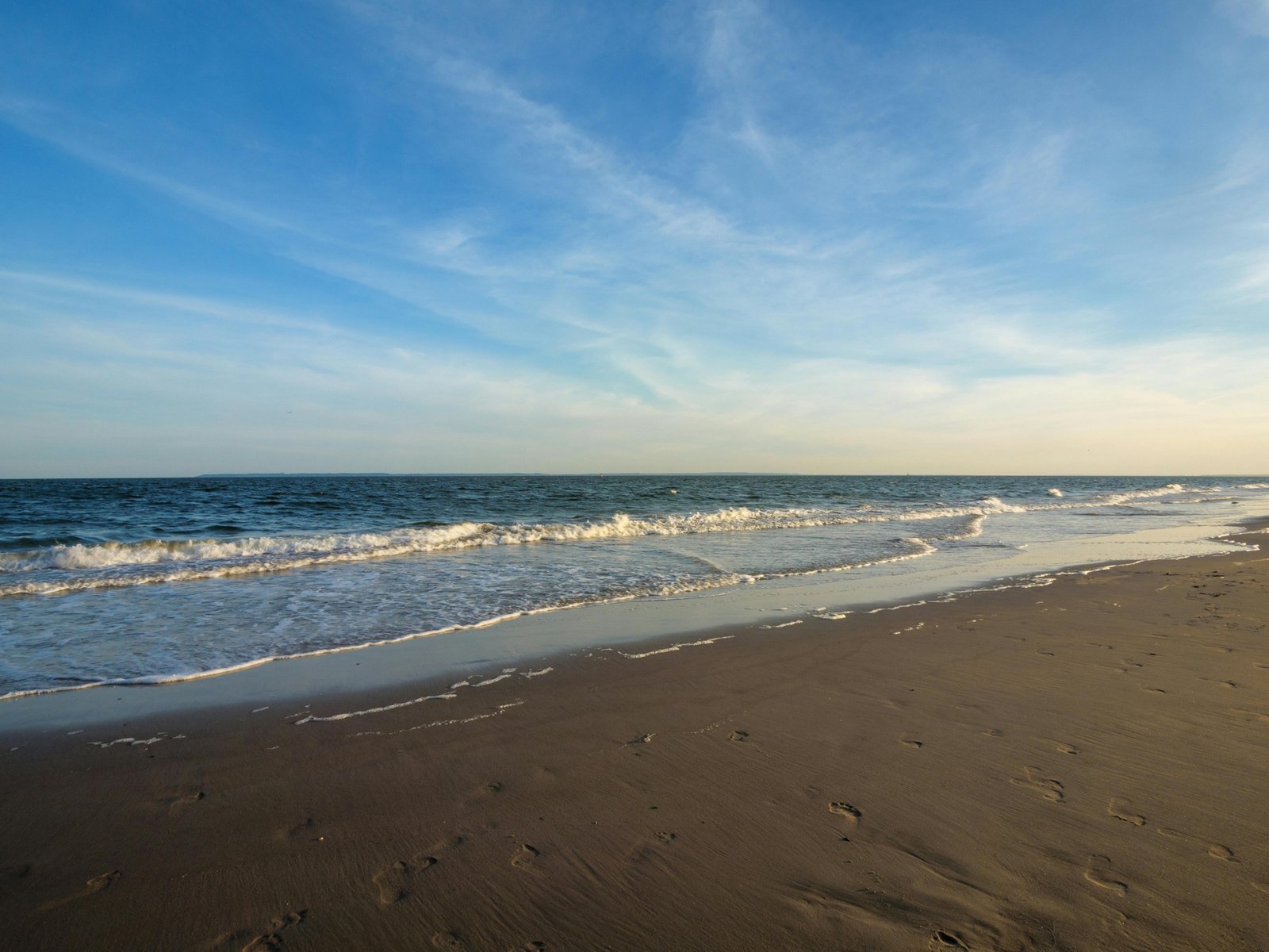 Beautiful sandy beach on the East Coast USA, highlighting top vacation spots and inviting Atlantic waters.