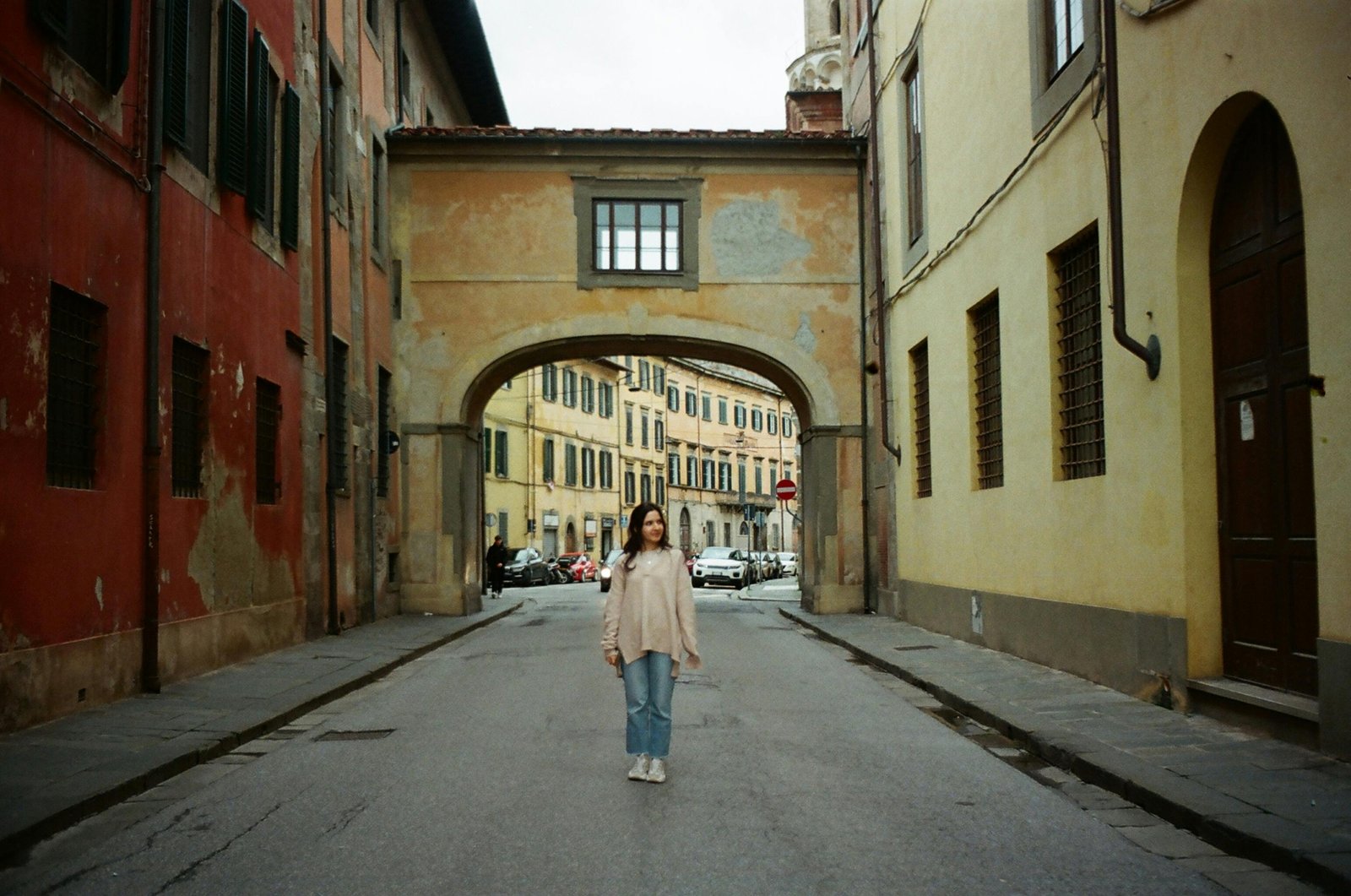 Italy travel tips for first-timers: A traveler enjoys a historic Italian street, embracing local culture and smart planning for a memorable trip.