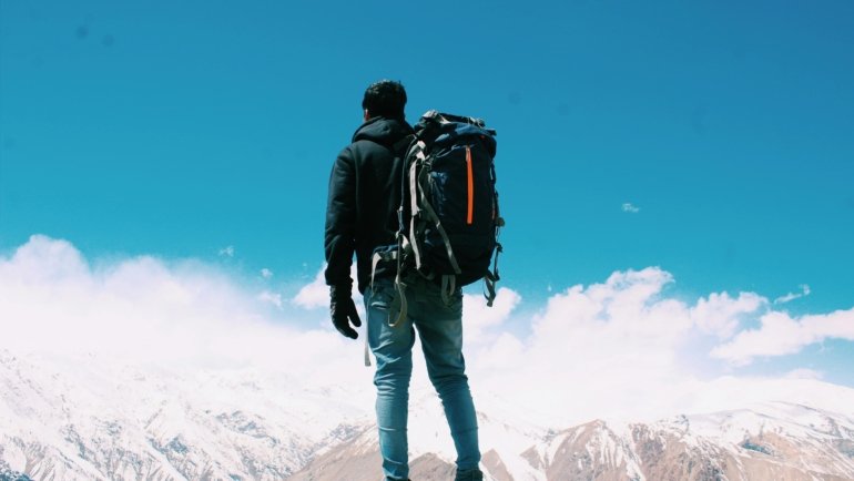 Traveler with a high-quality travel backpack exploring a breathtaking scenic destination, emphasizing comfort, durability, and the spirit of adventure for a perfect journey.
