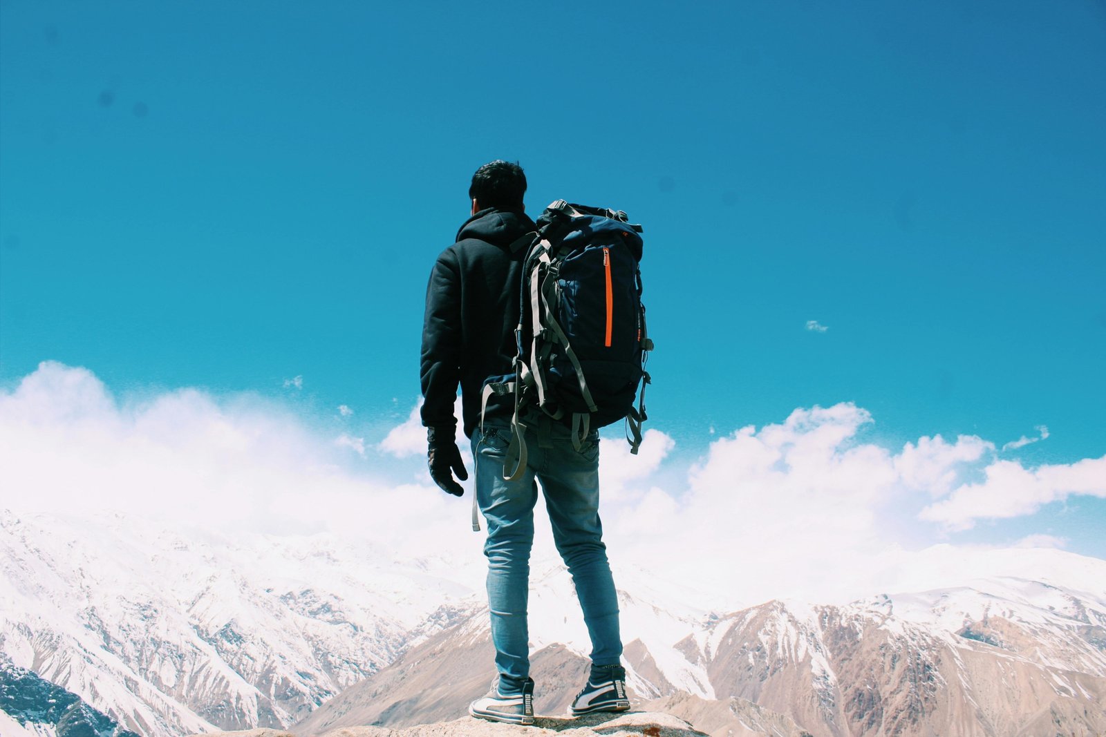 Traveler with a high-quality travel backpack exploring a breathtaking scenic destination, emphasizing comfort, durability, and the spirit of adventure for a perfect journey.
