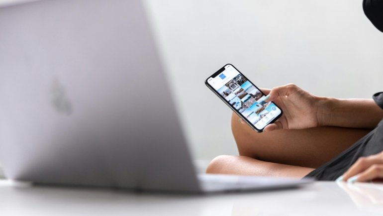 Traveler confidently planning a Bali trip on a laptop, accessing an online travel forum for real-time advice and itinerary planning.