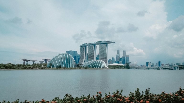 Panoramic view of Singapore's iconic Marina Bay and Gardens by the Bay with Supertrees, illustrating a comprehensive 5-day travel itinerary featuring modern architecture, lush landscapes, and cultural vibrancy.