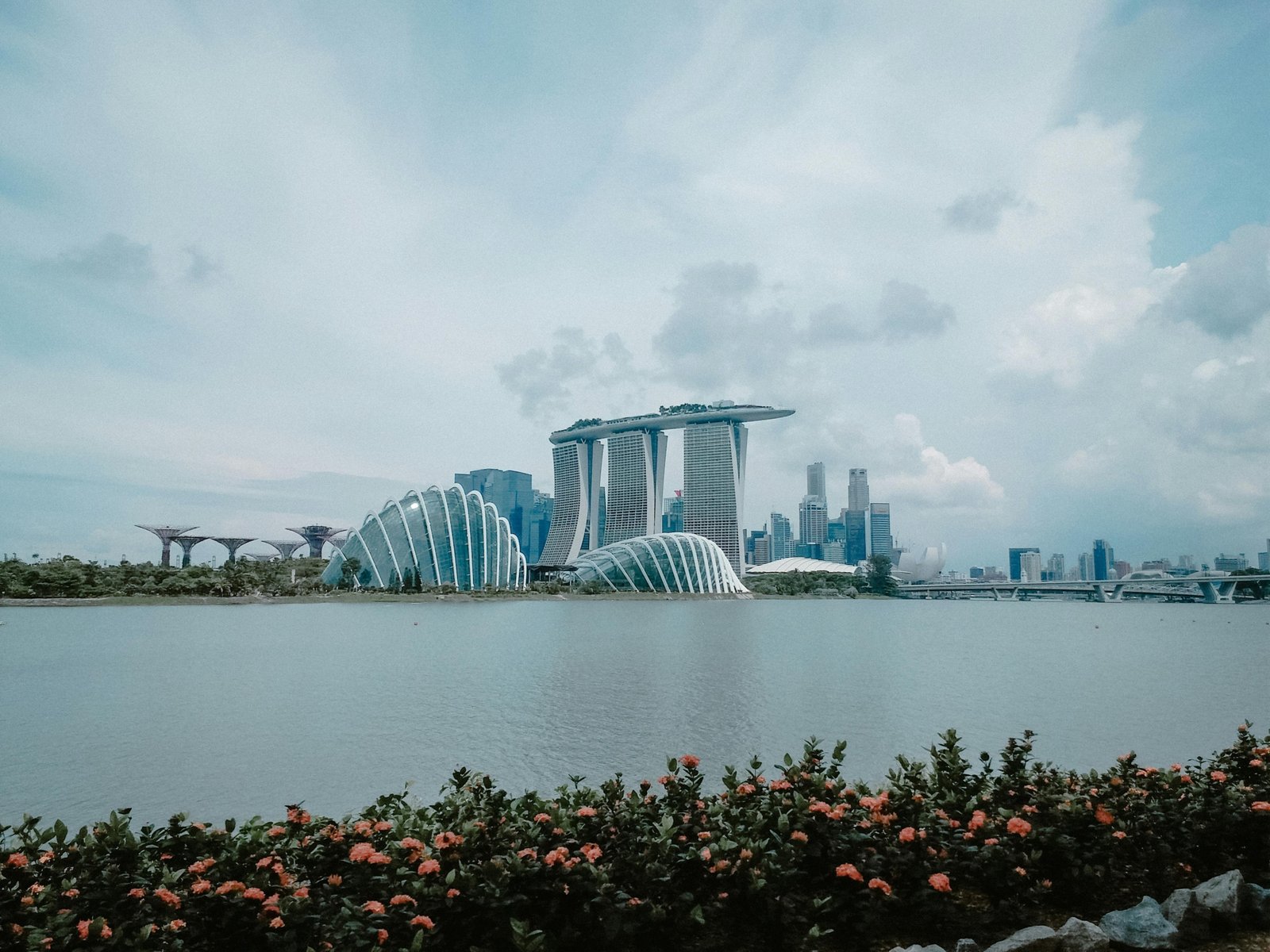 Panoramic view of Singapore's iconic Marina Bay and Gardens by the Bay with Supertrees, illustrating a comprehensive 5-day travel itinerary featuring modern architecture, lush landscapes, and cultural vibrancy.