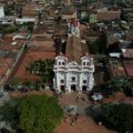 Scenic view of a vibrant Colombian landscape, reflecting ideal dry season weather for exploring diverse regions like the Andes or Caribbean coast, perfect for planning an unforgettable 2025 trip.