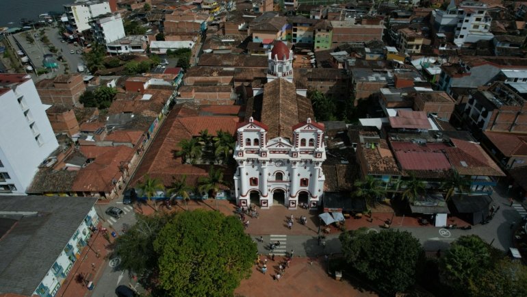 Scenic view of a vibrant Colombian landscape, reflecting ideal dry season weather for exploring diverse regions like the Andes or Caribbean coast, perfect for planning an unforgettable 2025 trip.