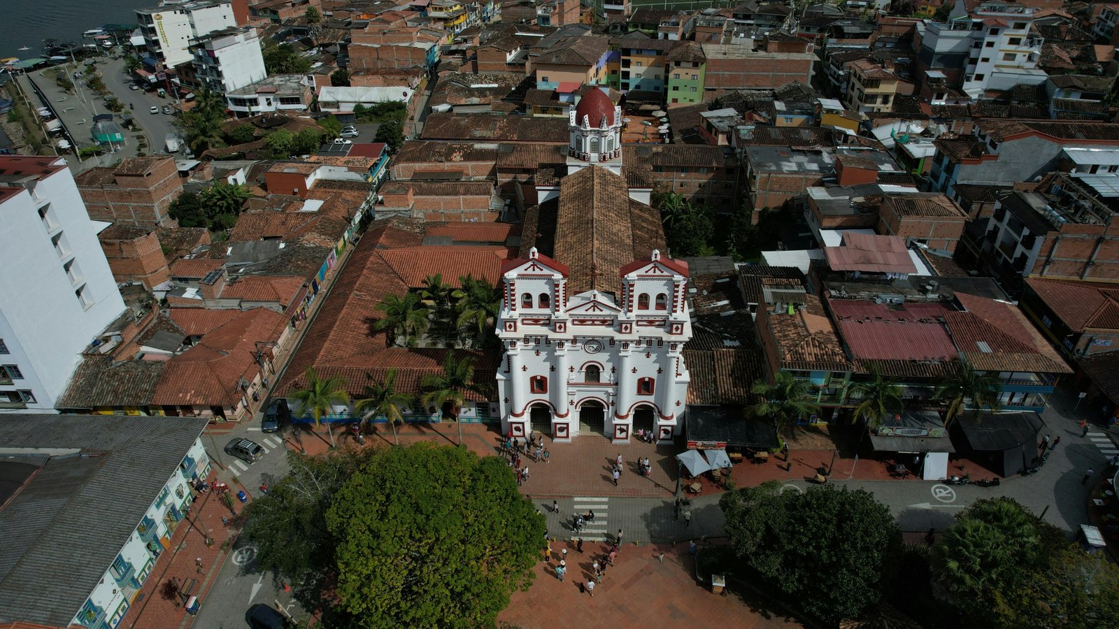Scenic view of a vibrant Colombian landscape, reflecting ideal dry season weather for exploring diverse regions like the Andes or Caribbean coast, perfect for planning an unforgettable 2025 trip.