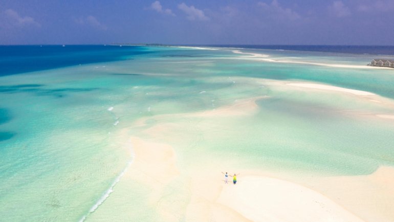 Idyllic white sand beach in Mauritius with crystal-clear turquoise water and a bright blue sky, illustrating the best time to travel to this Indian Ocean paradise for perfect weather and ideal holiday conditions.