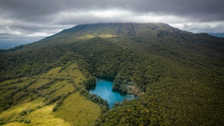 Lush Costa Rica landscape with vibrant rainforest, majestic volcano, and tropical beach, illustrating a 10-day travel itinerary for nature and adventure seekers.