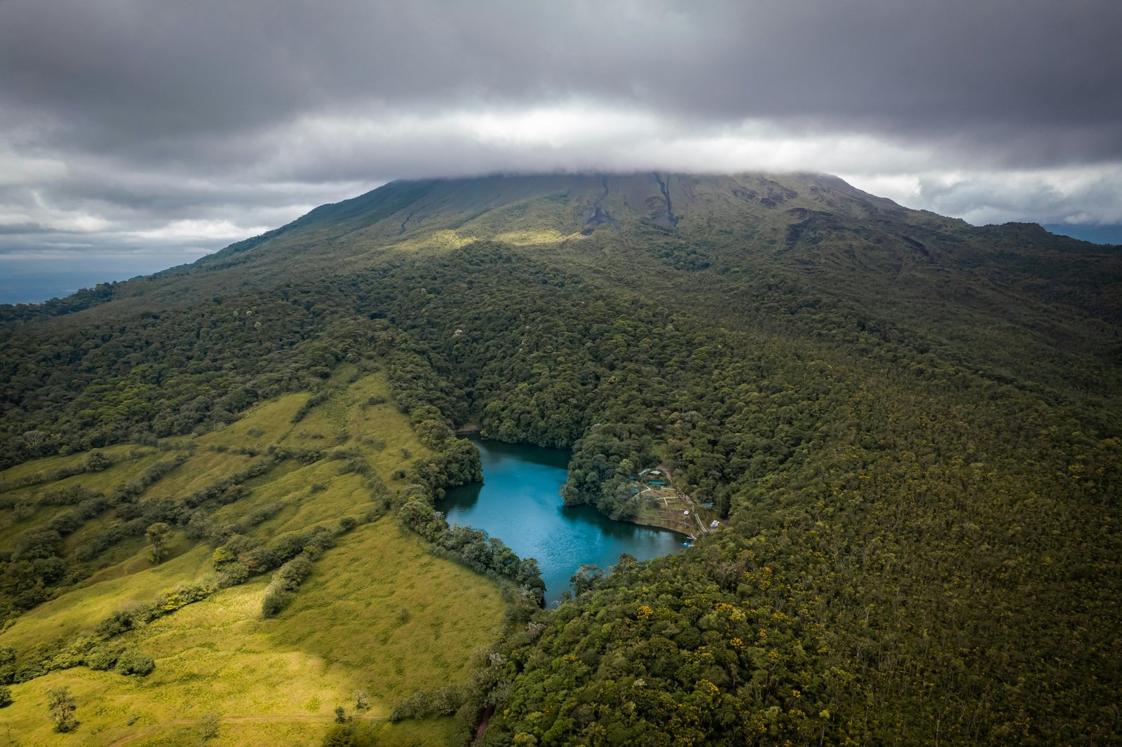 Lush Costa Rica landscape with vibrant rainforest, majestic volcano, and tropical beach, illustrating a 10-day travel itinerary for nature and adventure seekers.