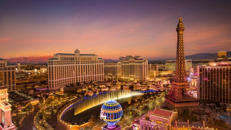 Vibrant image showcasing a diverse collection of iconic American cityscapes and landmarks, representing the best cities to travel to in the US for cultural exploration and unforgettable adventures.