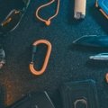 Flat lay of diverse travel gift ideas for globetrotters, including practical essentials like packing cubes, a reusable water bottle, a power bank, and noise-canceling headphones, ready for an adventure.
