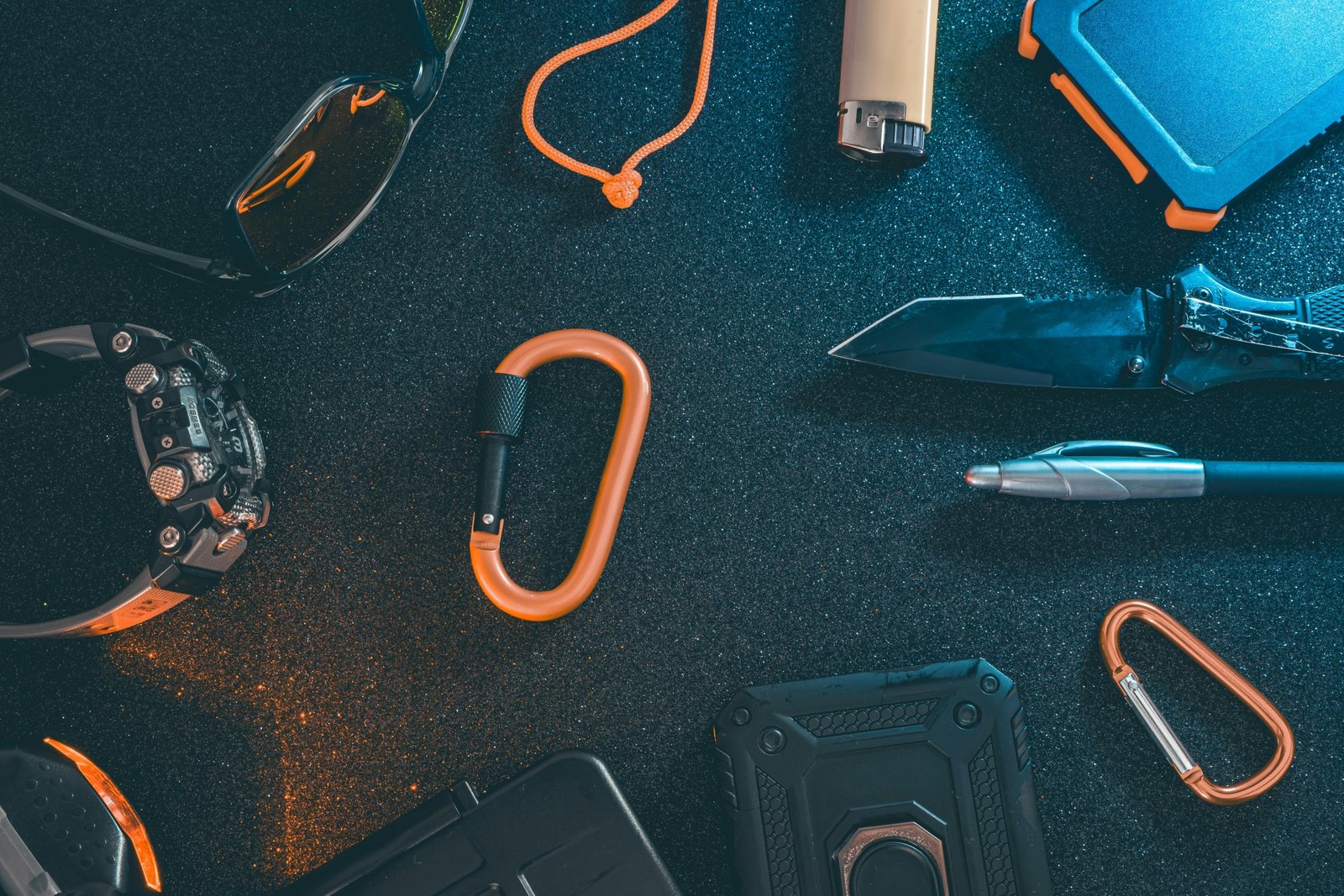 Flat lay of diverse travel gift ideas for globetrotters, including practical essentials like packing cubes, a reusable water bottle, a power bank, and noise-canceling headphones, ready for an adventure.
