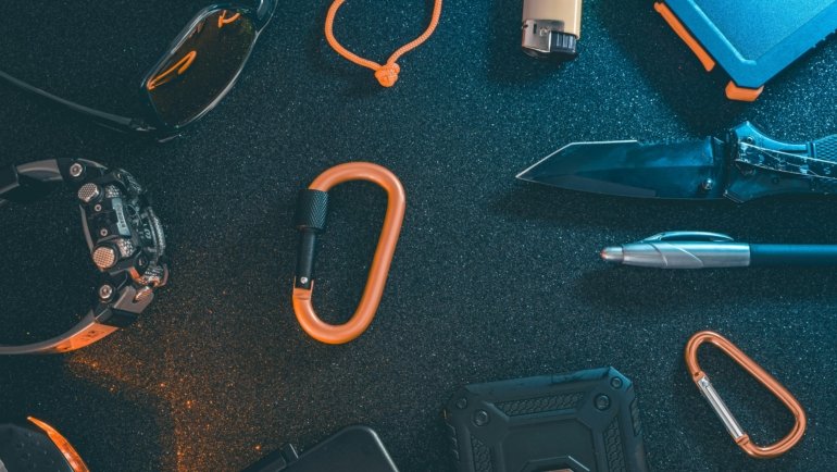 Best gifts for travelers 2025 featuring a practical collection of tech gadgets, comfort essentials, and unique items like power banks, noise-cancelling headphones, and travel journals.