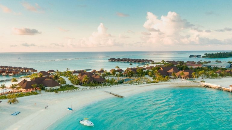 Breathtaking tropical all-inclusive resort with white sand beach and turquoise ocean, perfect for a luxurious, stress-free Costco Travel vacation and dream getaway.