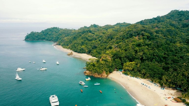Lush Costa Rican landscape featuring vibrant rainforest meeting a pristine tropical beach, ideal for diverse travel experiences and planning the best time to visit.