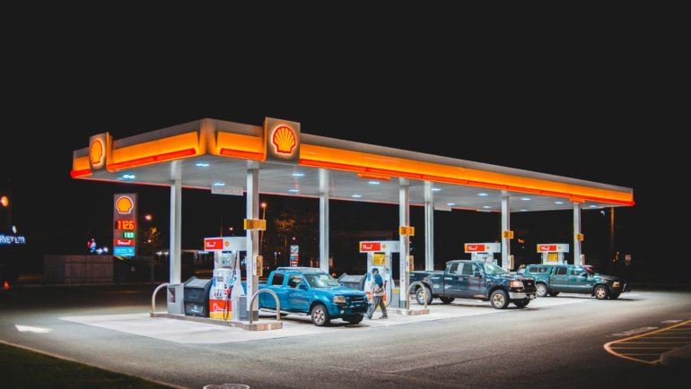 Seven Feathers Truck & Travel center in Canyonville, Oregon, a premier I-5 truck stop for professional drivers, offering modern amenities, safe parking, 24/7 fuel, clean showers, diverse dining, and casino resort access.
