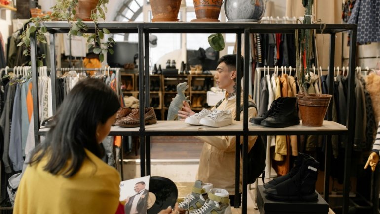 Bustling scene at the Time Travelers Vintage Expo, showcasing a vibrant market where diverse shoppers explore retro fashion, antique jewelry, and unique vintage treasures for a sustainable style.