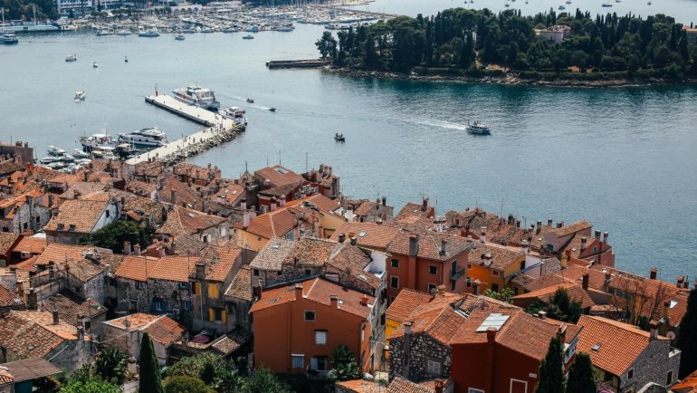 Panoramic view of a charming Croatian coastal town with the sparkling Adriatic Sea, representing the best time to plan your dream trip to Croatia and its diverse seasonal offerings.
