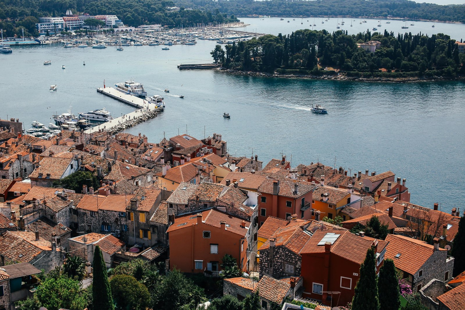 Panoramic view of a charming Croatian coastal town with the sparkling Adriatic Sea, representing the best time to plan your dream trip to Croatia and its diverse seasonal offerings.