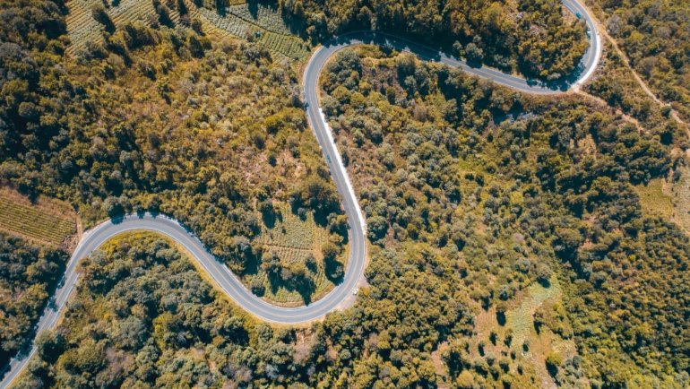 Beautiful spring landscape illustrating the best travel destinations in March, offering pleasant weather, fewer crowds, and diverse cultural or natural experiences for an ideal getaway.
