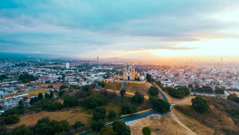 Vibrant image depicting the best of Mexico travel, featuring a diverse landscape with ancient Mayan ruins, a pristine turquoise beach, and charming colonial city architecture, highlighting its rich culture and unforgettable experiences.