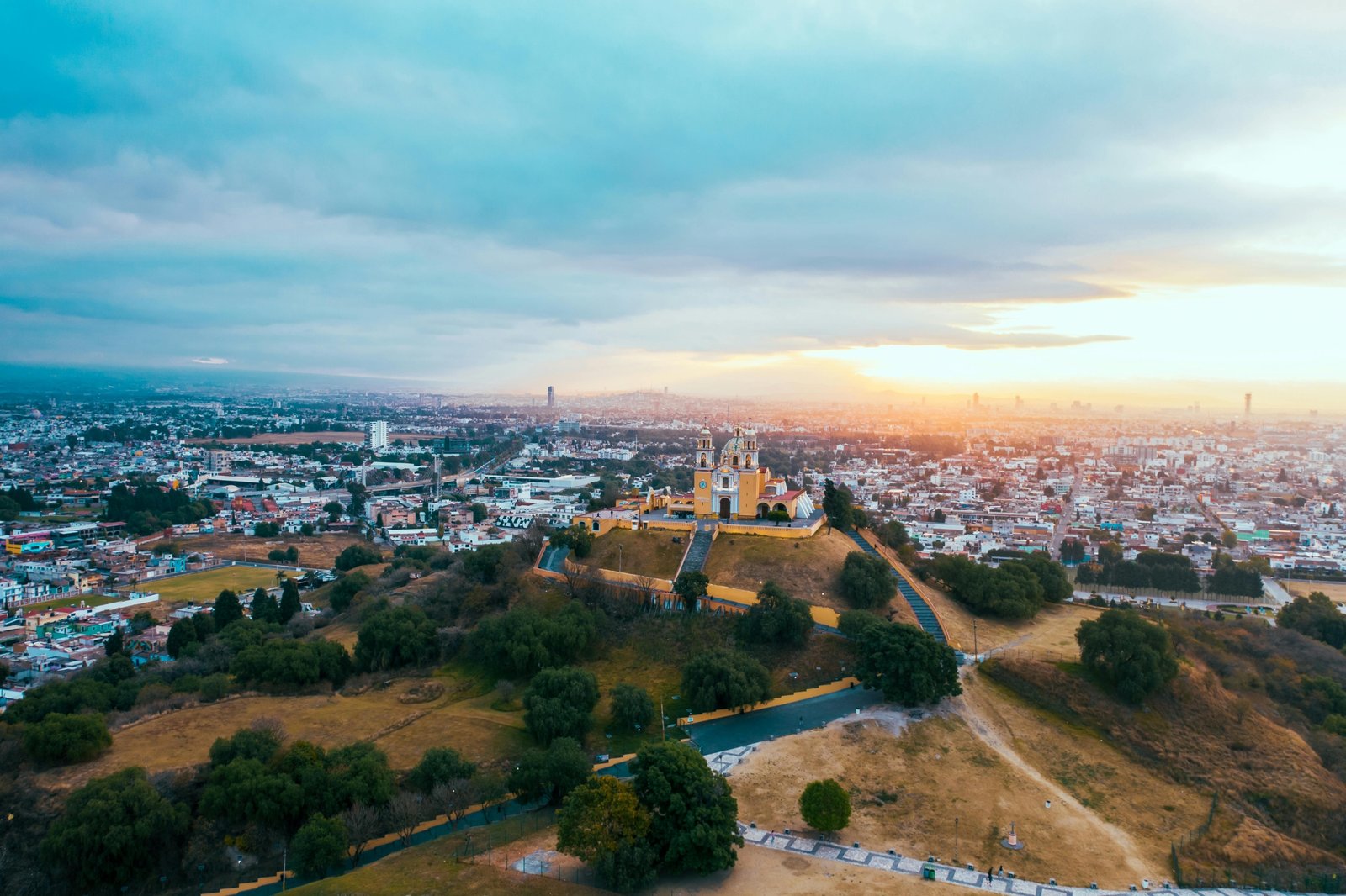 Vibrant image depicting the best of Mexico travel, featuring a diverse landscape with ancient Mayan ruins, a pristine turquoise beach, and charming colonial city architecture, highlighting its rich culture and unforgettable experiences.