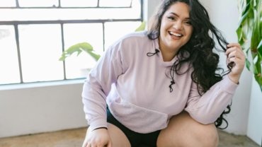 Confident plus size woman in stylish, comfortable travel clothes, showcasing a versatile wardrobe perfect for any vacation adventure.