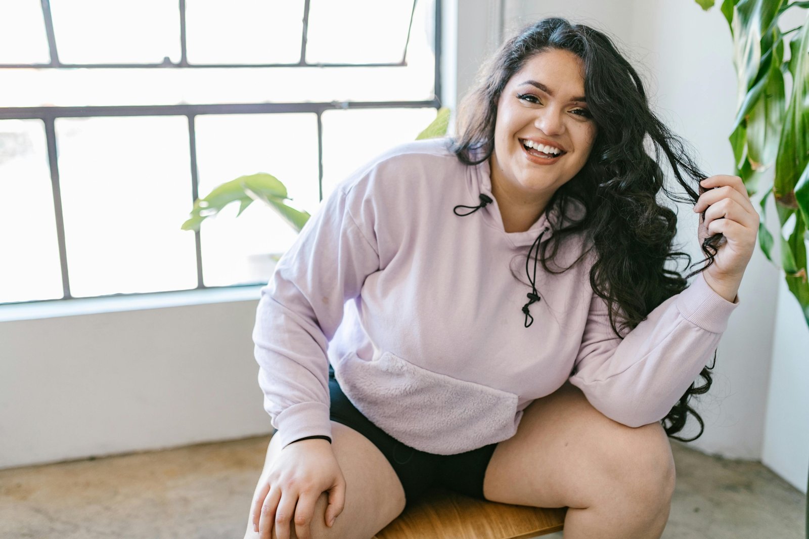 Confident plus size woman in stylish, comfortable travel clothes, showcasing a versatile wardrobe perfect for any vacation adventure.