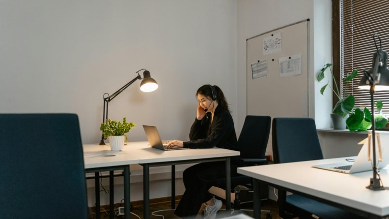 Independent travel agent leveraging host agency support and resources for successful business growth in the travel industry.