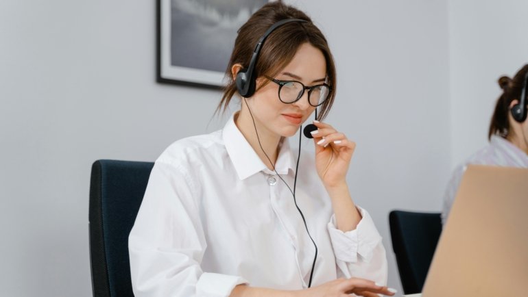 Travel agent logging into the official Globus Travel Agent Portal on a laptop to manage bookings and access resources.
