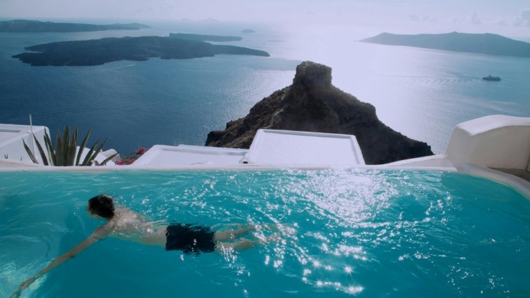 Stunning luxury all-inclusive resort in Greece with an infinity pool overlooking the Aegean Sea, ideal for a relaxing Greek travel package holiday.