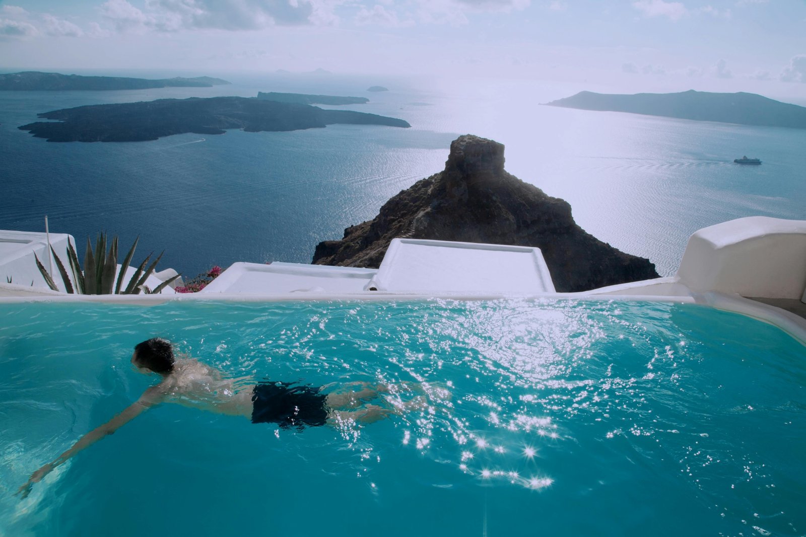Stunning luxury all-inclusive resort in Greece with an infinity pool overlooking the Aegean Sea, ideal for a relaxing Greek travel package holiday.