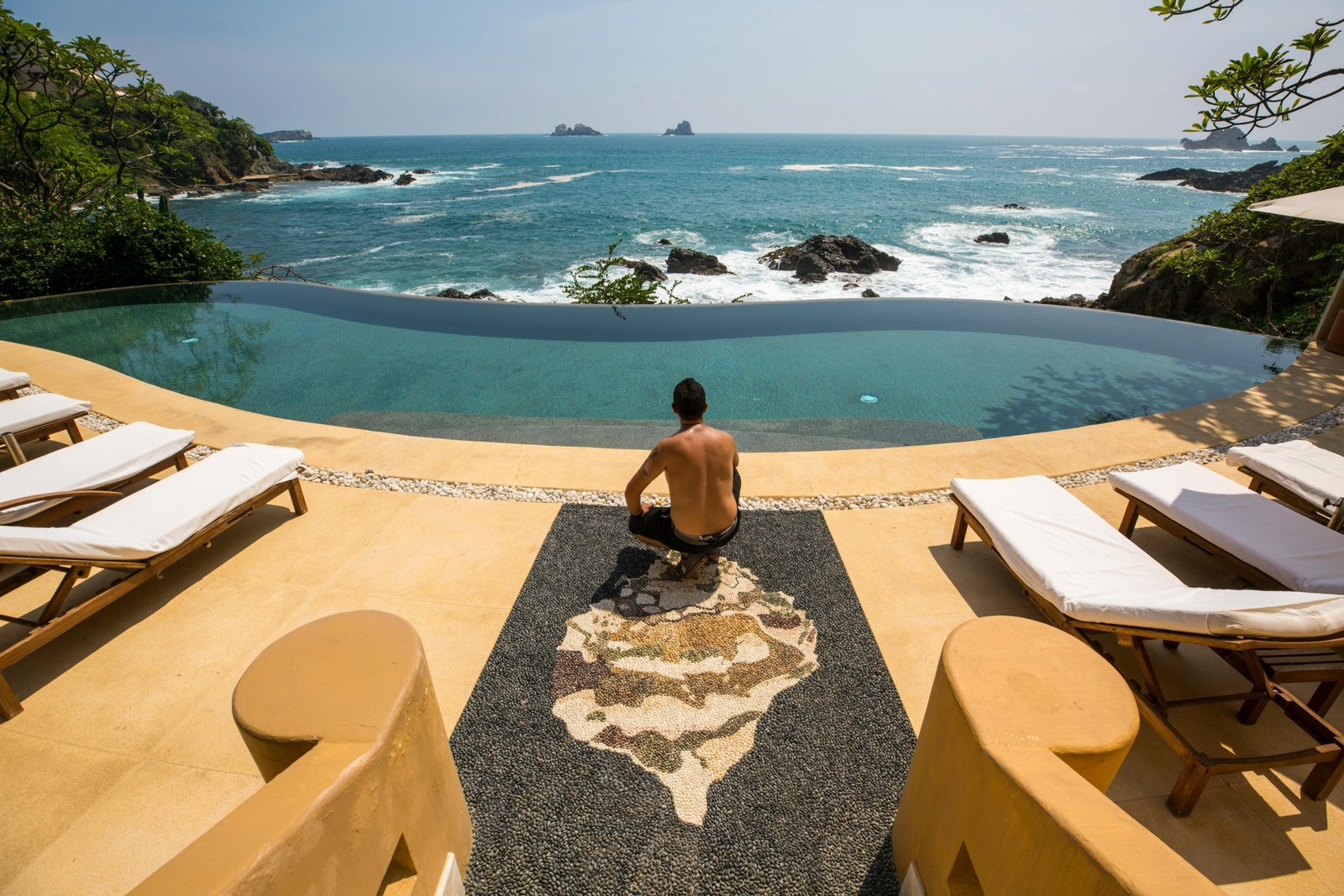 Luxurious Mexican resort infinity pool with an ocean view, emblematic of the exclusive benefits and unforgettable experiences offered by the Pueblo Bonito Travel Club membership.