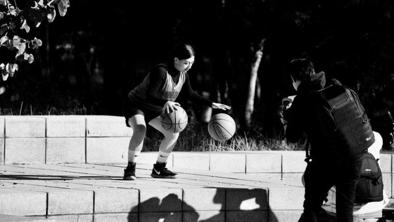 Basketball player demonstrating proper footwork and pivot technique, illustrating how to avoid traveling violations according to official rules.
