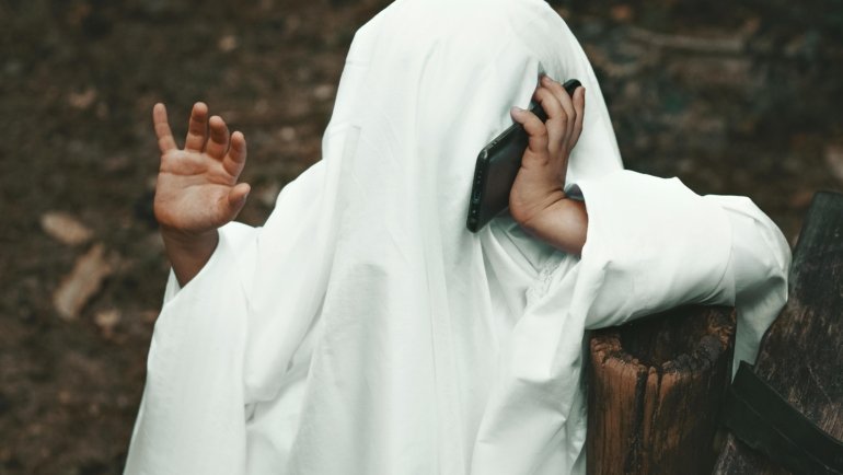 Humorous image of a historical figure looking perplexed at a modern smartphone, illustrating the anachronistic appeal and funny scenarios of time travel memes in internet culture.