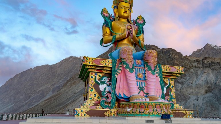 Best time to travel to India, featuring a vibrant, iconic Indian destination under clear skies, representing diverse seasonal travel opportunities across regions.