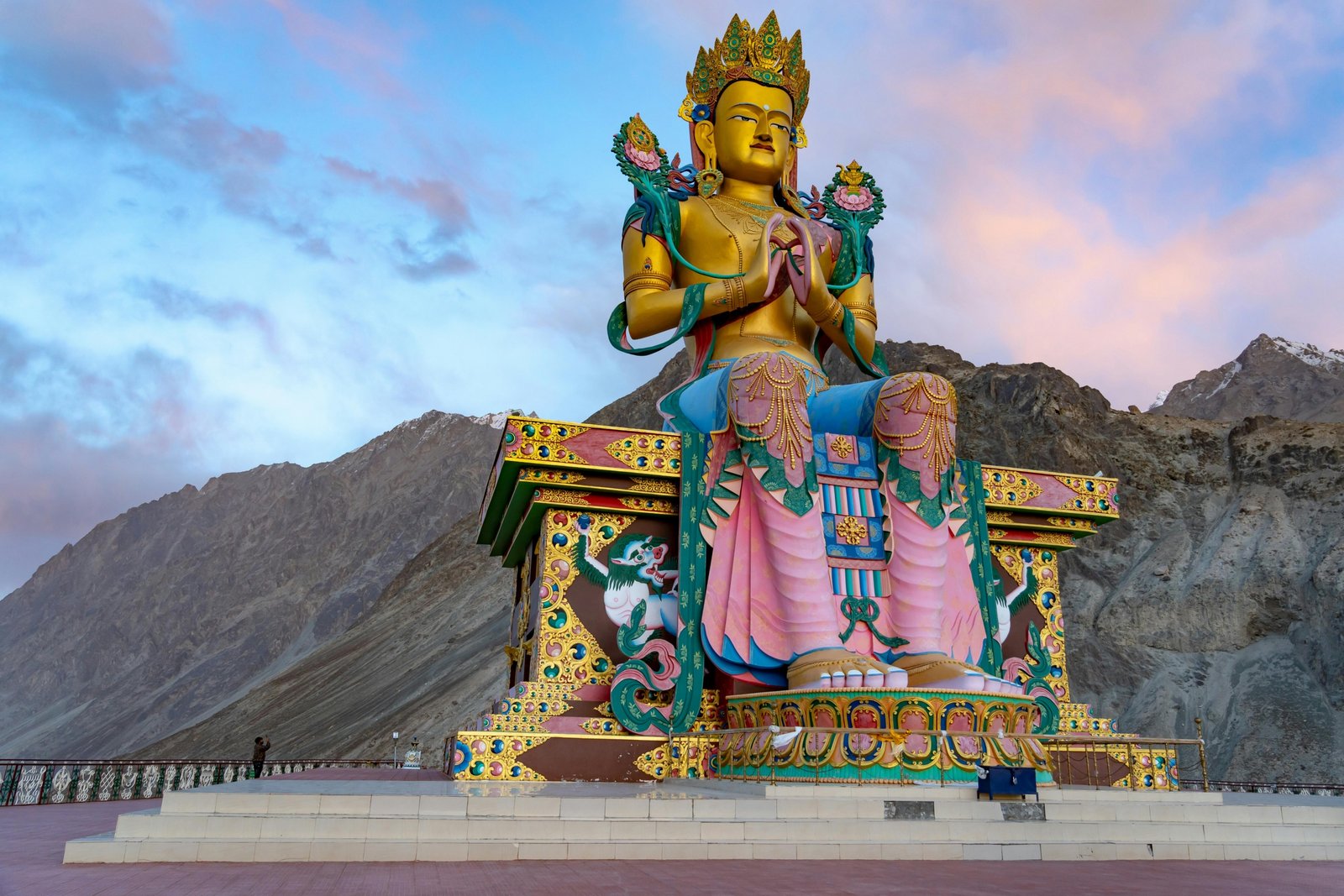 Best time to travel to India, featuring a vibrant, iconic Indian destination under clear skies, representing diverse seasonal travel opportunities across regions.