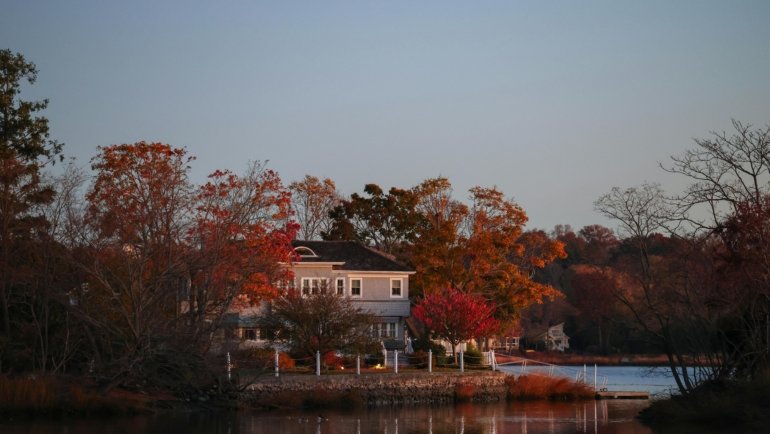 Best US travel destinations in November offering a mix of warm weather, fall foliage, and early holiday festivities with fewer crowds and better deals.