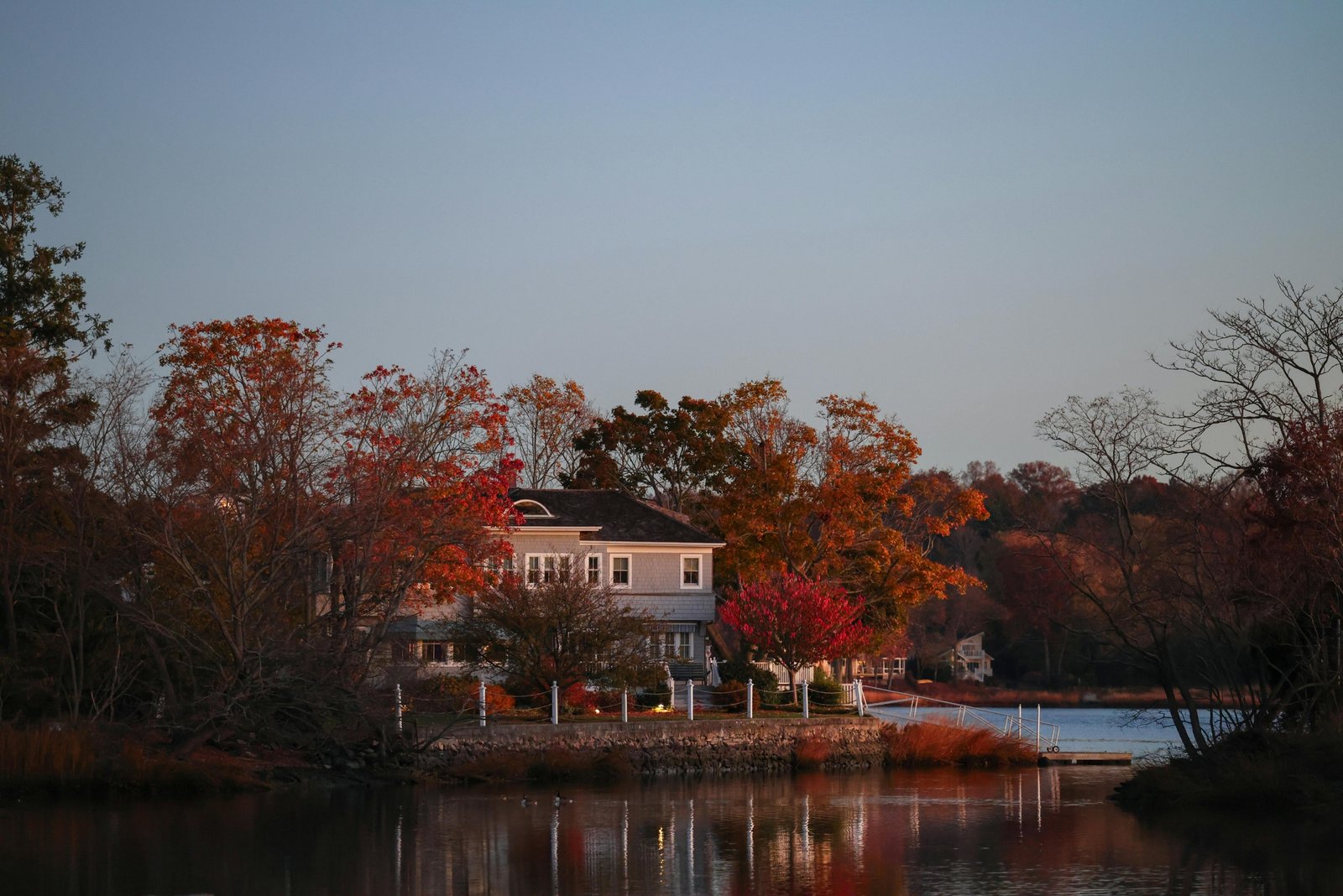 Best US travel destinations in November offering a mix of warm weather, fall foliage, and early holiday festivities with fewer crowds and better deals.