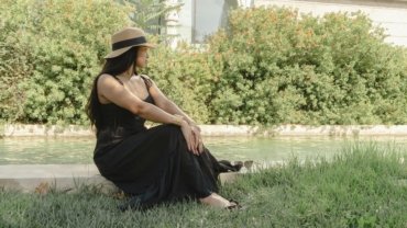Elegant woman in comfortable, wrinkle-resistant travel clothes, confidently walking through an airport, representing stylish and stress-free global adventures.