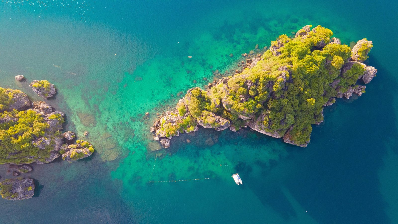 Vibrant tropical landscape in Thailand, highlighting the country's diverse beauty for travelers planning their ideal 2025 vacation across different seasons.