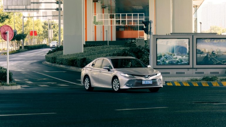 Modern Chesapeake House Travel Plaza on I-95 in Maryland, a convenient rest stop offering fuel, EV charging, dining, and clean amenities for road trip travelers.