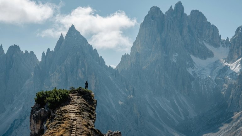 Happy travel nurse exploring a new city, enjoying freedom and achieving work-life balance with flexible travel nurse jobs and schedules.