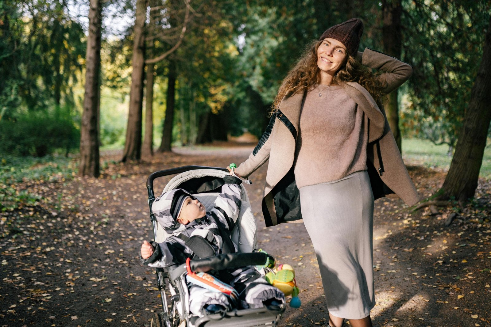 Compact travel pushchair for airplanes, making airport navigation with a baby stress-free. Lightweight and cabin-approved stroller for easy air travel with infants.