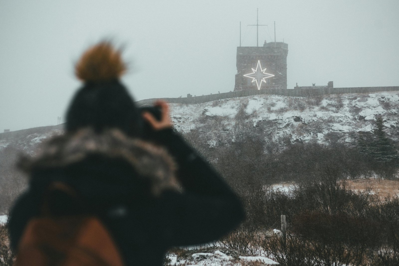 Happy traveler capturing a stunning vacation photo with a compact digital camera, illustrating the best compact camera for travel for superior image quality and portability.