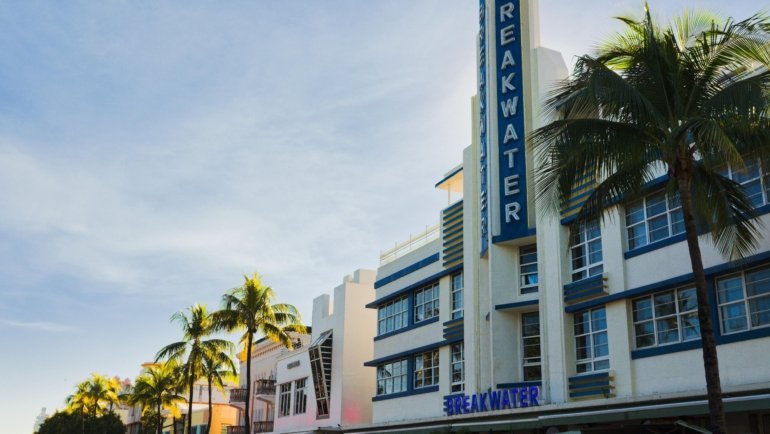 Florida travel guide cover showcasing diverse attractions from sunny beaches and vibrant cityscapes to thrilling theme parks.